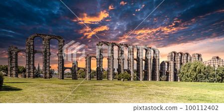 Puente Romano, the Roman Bridge in Merida, Extremadura, Spain. 100112402