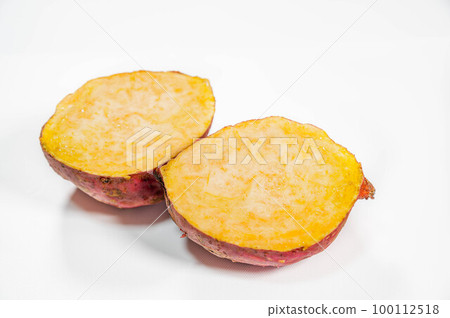 Cross section of cut Anno potato 100112518