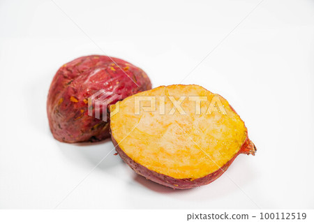Cross section of cut Anno potato 100112519