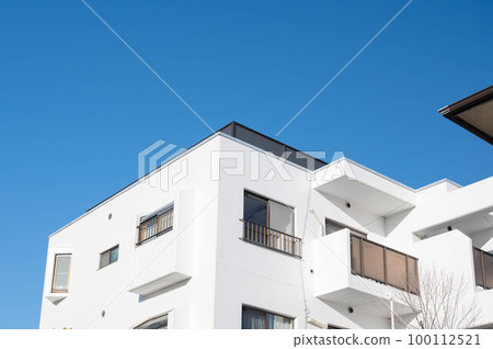 白色低層公寓和藍天 100112521