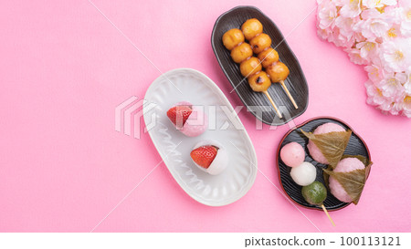 Cherry blossoms and Japanese sweets | Strawberry Daifuku, Sakuramochi, Three-color dumpling, Mitarashi dumpling 100113121