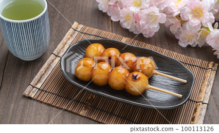 Mitarashi dango, green tea and cherry blossoms Mitarashi dango, green tea and cherry blossoms 100113126