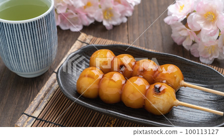 御手洗團子、綠茶和櫻花 100113127
