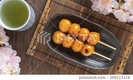 御手洗團子、綠茶和櫻花 100113128