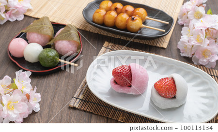 Cherry blossoms and Japanese sweets | Strawberry Daifuku, Sakuramochi, Three-color dumpling, Mitarashi dumpling 100113134