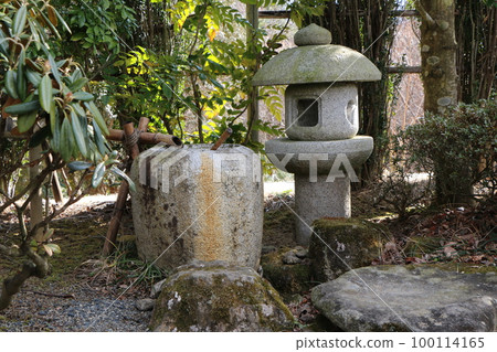 Ancient Japanese suikinkutsu Ancient Japanese suikinkutsu 100114165