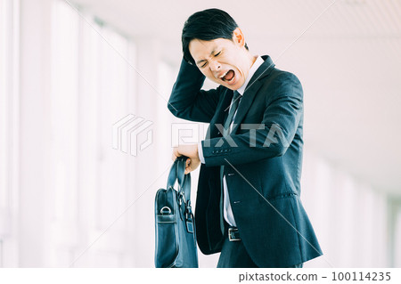 A Japanese male businessman who is afraid to be late 100114235