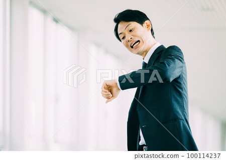 怕遲到的日本男商人 怕遲到的日本男商人 100114237