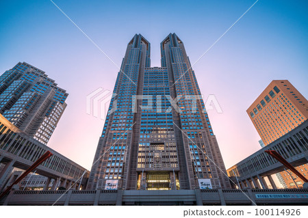 Tokyo cityscape in Japan, overlooking the Tokyo Metropolitan Government in the evening Tokyo cityscape in Japan, overlooking the Tokyo Metropolitan Government in the evening 100114926