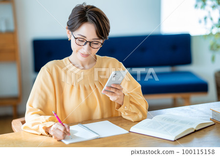 用智能手機學習的中年婦女 100115158