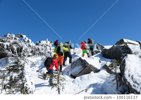 Enjoy snow mountain climbing in North Yatsugatake 100116137