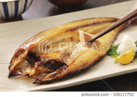 用筷子夾起的烤阿特卡鯖魚 100117702