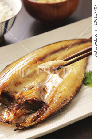 用筷子夾起的烤阿特卡鯖魚 用筷子夾起的烤阿特卡鯖魚 100117707