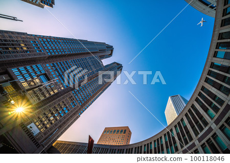 日本東京城市景觀鑽石大都會政府大樓和飛機。傍晚,東京都政府大樓和一架飛機飛過市中心。航空旅行需求復蘇 日本東京城市景觀鑽石大都會政府大樓和飛機。傍晚,東京都政府大樓和一架飛機飛過市中心。航空旅行需求復蘇 100118046