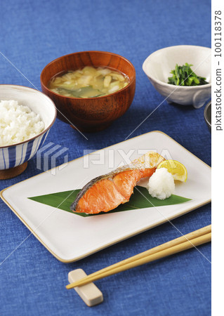 baked salmon breakfast 100118378