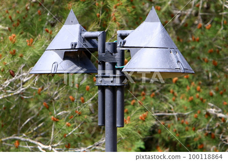 Lantern in the city to illuminate the street at night. 100118864