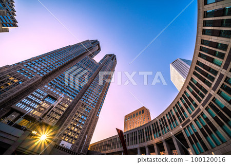 日本鑽石都政府的東京城市景觀! .東京都廳第一本館夜景 日本鑽石都政府的東京城市景觀! .東京都廳第一本館夜景 100120016