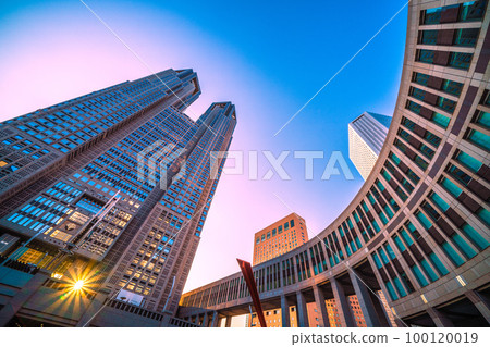 Tokyo cityscape in Japan Diamond Metropolitan Government! . View of the Tokyo Metropolitan Government No. 1 Main Building in the evening 100120019