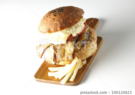BLT 漢堡,上面放著塔塔醬,培根、生菜和番茄夾在土豆和白色背景之間 BLT 漢堡,上面放著塔塔醬,培根、生菜和番茄夾在土豆和白色背景之間 100120823