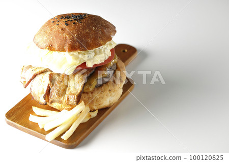 BLT 漢堡,上面放著塔塔醬,培根、生菜和番茄夾在土豆和白色背景之間 BLT 漢堡,上面放著塔塔醬,培根、生菜和番茄夾在土豆和白色背景之間 100120825
