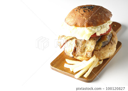 BLT 漢堡,上面放著塔塔醬,培根、生菜和番茄夾在土豆和白色背景之間 BLT 漢堡,上面放著塔塔醬,培根、生菜和番茄夾在土豆和白色背景之間 100120827
