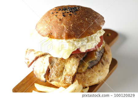 BLT 漢堡,上面放著塔塔醬,培根、生菜和番茄夾在土豆和白色背景之間 BLT 漢堡,上面放著塔塔醬,培根、生菜和番茄夾在土豆和白色背景之間 100120829