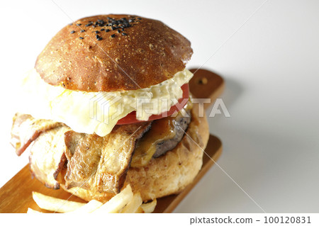 BLT 漢堡,上面放著塔塔醬,培根、生菜和番茄夾在土豆和白色背景之間 BLT 漢堡,上面放著塔塔醬,培根、生菜和番茄夾在土豆和白色背景之間 100120831