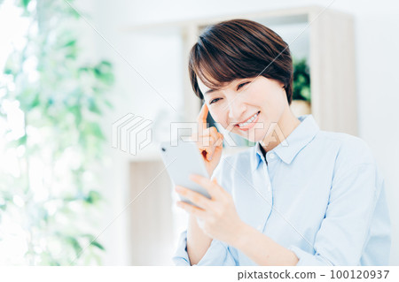 操作智能手機的中產婦女 100120937