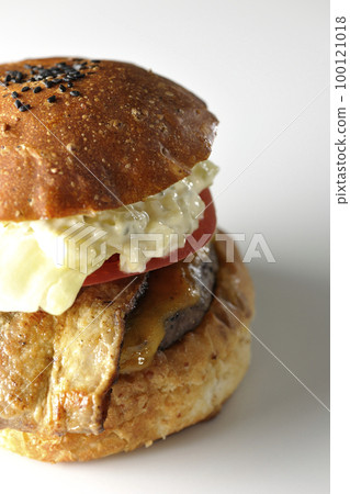 白色背景中夾著培根、生菜和西紅柿的 BLT 漢堡,上面有塔塔醬 白色背景中夾著培根、生菜和西紅柿的 BLT 漢堡,上面有塔塔醬 100121018