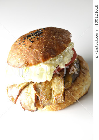 白色背景中夾著培根、生菜和西紅柿的 BLT 漢堡,上面有塔塔醬 白色背景中夾著培根、生菜和西紅柿的 BLT 漢堡,上面有塔塔醬 100121019