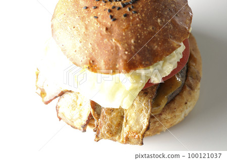 白色背景中夾著培根、生菜和西紅柿的 BLT 漢堡,上面有塔塔醬 白色背景中夾著培根、生菜和西紅柿的 BLT 漢堡,上面有塔塔醬 100121037
