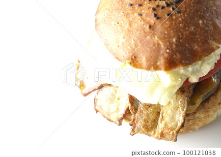 白色背景中夾著培根、生菜和西紅柿的 BLT 漢堡,上面有塔塔醬 白色背景中夾著培根、生菜和西紅柿的 BLT 漢堡,上面有塔塔醬 100121038