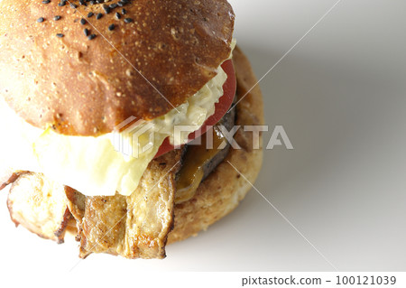 白色背景中夾著培根、生菜和西紅柿的 BLT 漢堡,上面有塔塔醬 白色背景中夾著培根、生菜和西紅柿的 BLT 漢堡,上面有塔塔醬 100121039