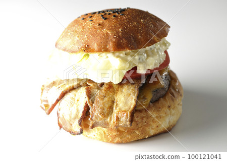 白色背景中夾著培根、生菜和西紅柿的 BLT 漢堡，上面有塔塔醬 100121041