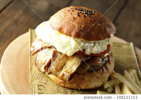 BLT 漢堡配塔塔醬，培根、生菜和番茄夾在薯條之間 100121151