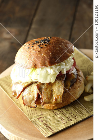 BLT 漢堡配塔塔醬,培根、生菜和番茄夾在薯條之間 BLT 漢堡配塔塔醬,培根、生菜和番茄夾在薯條之間 100121160
