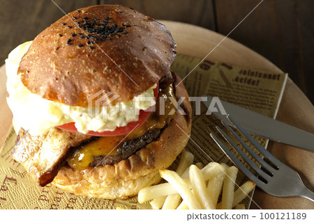 BLT 漢堡配塔塔醬,培根、生菜和番茄夾在薯條之間 BLT 漢堡配塔塔醬,培根、生菜和番茄夾在薯條之間 100121189