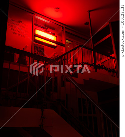 晚上的可疑商店 100122133
