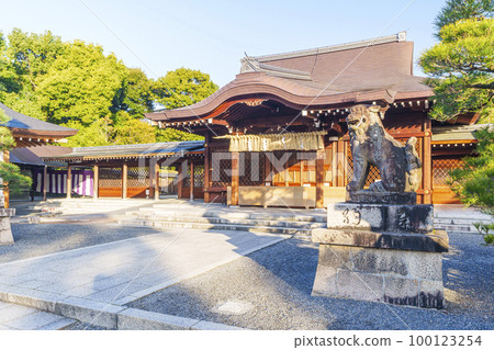 Jonangu Shrine in the early morning, early spring season (Fushimi Ward, Kyoto City) Jonangu Shrine in the early morning, early spring season (Fushimi Ward, Kyoto City) 100123254