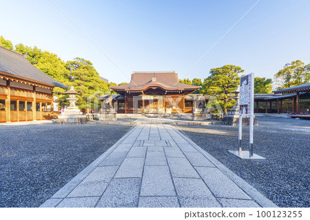 Jonangu Shrine in the early morning, early spring season (Fushimi Ward, Kyoto City) Jonangu Shrine in the early morning, early spring season (Fushimi Ward, Kyoto City) 100123255