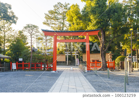 Jonangu Shrine in the early morning, Jonan Torii, early spring season (Fushimi Ward, Kyoto City) 100123259