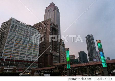 台灣台北市早上在台北車站前，摩天大樓 100125273