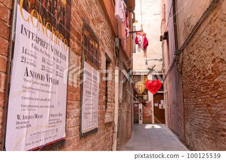 San Valentin heart in a Venice street 100125539