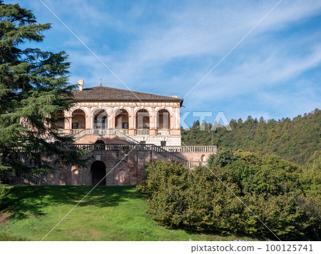 The Villa dei Vescovi is a renaissance-style, rural palatial home In Torreglia 100125741