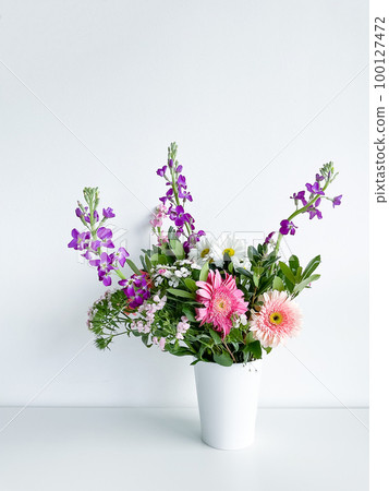 bouquet flowers in white vase. dianthus. daylight bouquet flowers in white vase. dianthus. daylight 100127472