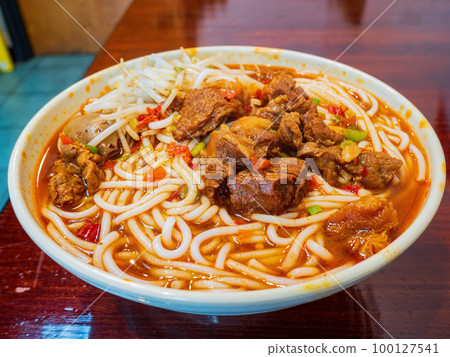 Close up shot of spicy beef noodle 100127541