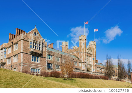 Sunny view of the Brookings Hall of Washington University in St. Louis 100127756