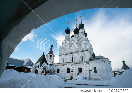 Svyato-Troitskiy Zhenskiy Monastyr  in Murpon in sunny winter day in Russian town of Golden Ring 100127795