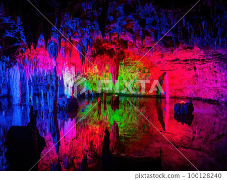 Interior view of the Meramec Caverns 100128240