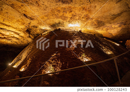 Interior view of the Meramec Caverns 100128243